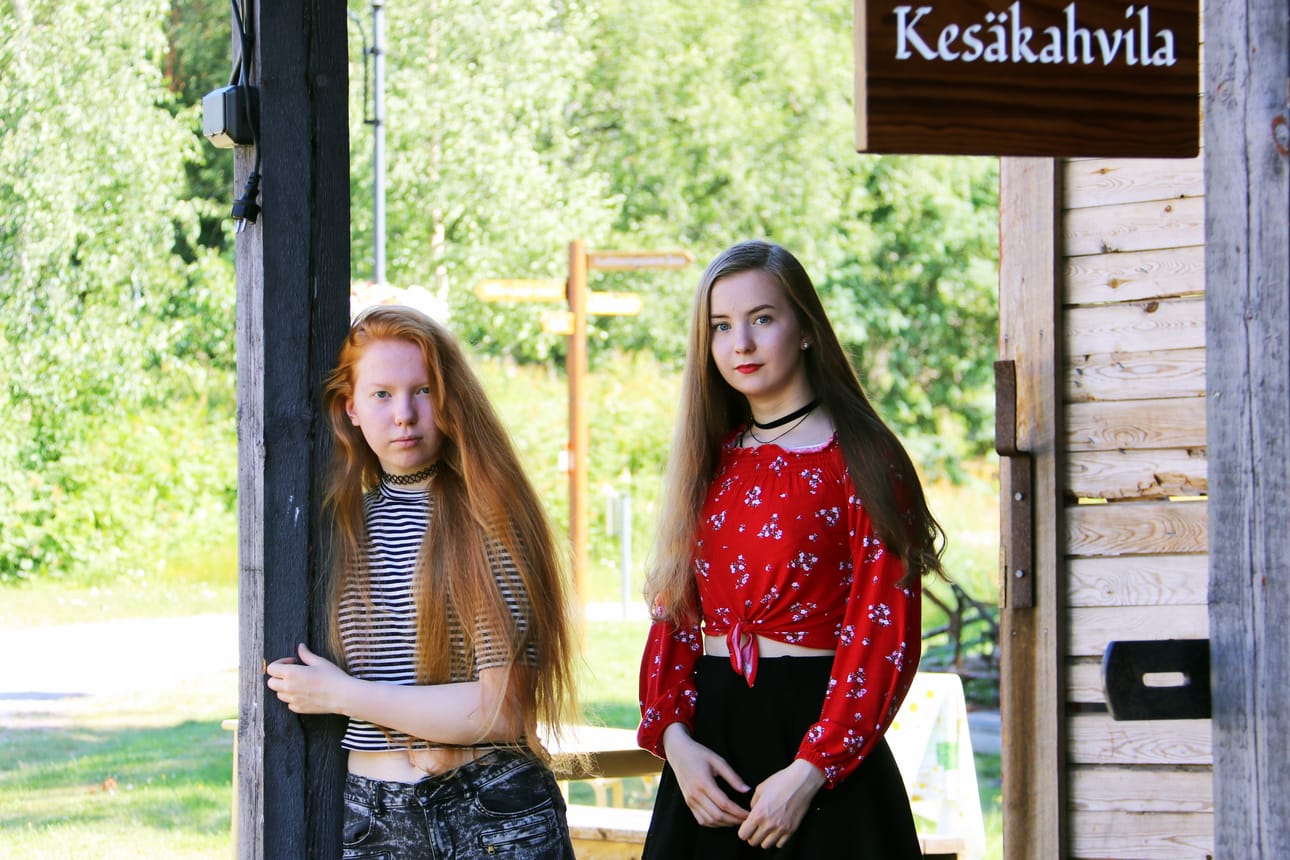 4H-yrittäjäsiskokset Salla ja Inka Haaraniemi pyörittävät kesäkahvilaa Limingan museoalueella. Kahvila on ollut mukavaa vaihtelua koulukirjoille.