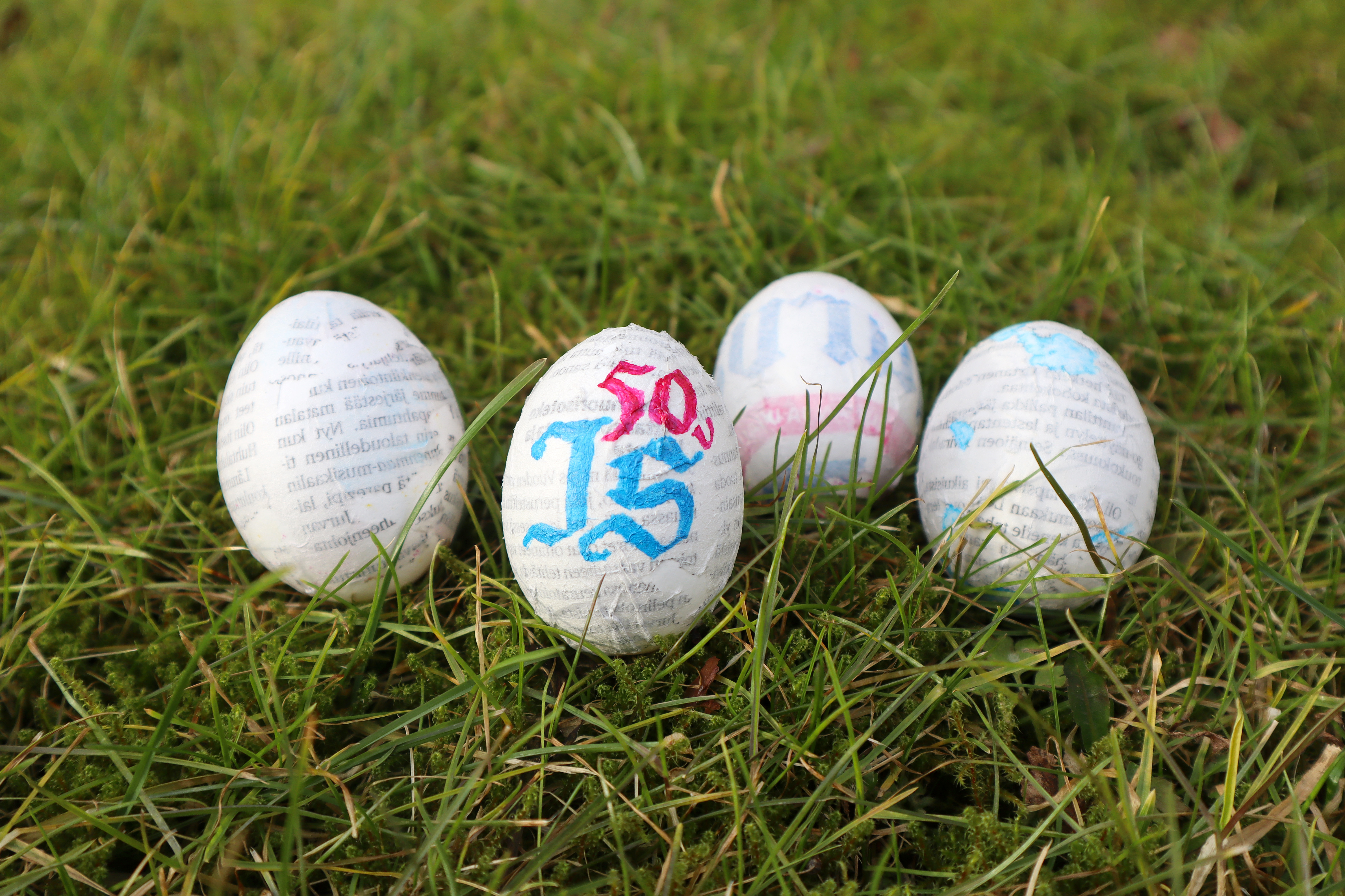 Etsitkö ideoita pääsiäismunien koristeluun? – Sanomalehdellä saa aikaan todellisia lukutoukan munia