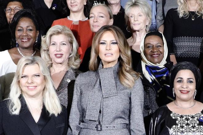 Melania Trump (kesk.) oli yhteiskuvassa muiden valtionjohtajien puolisoiden kanssa ensimmäisen maailmansodan loppumisen 100-vuotispäivän juhlallisuuksien aikana Ranskan Versailles’in palatsissa sunnuntaina. KUVA: KAMIL ZIHNIOGLU