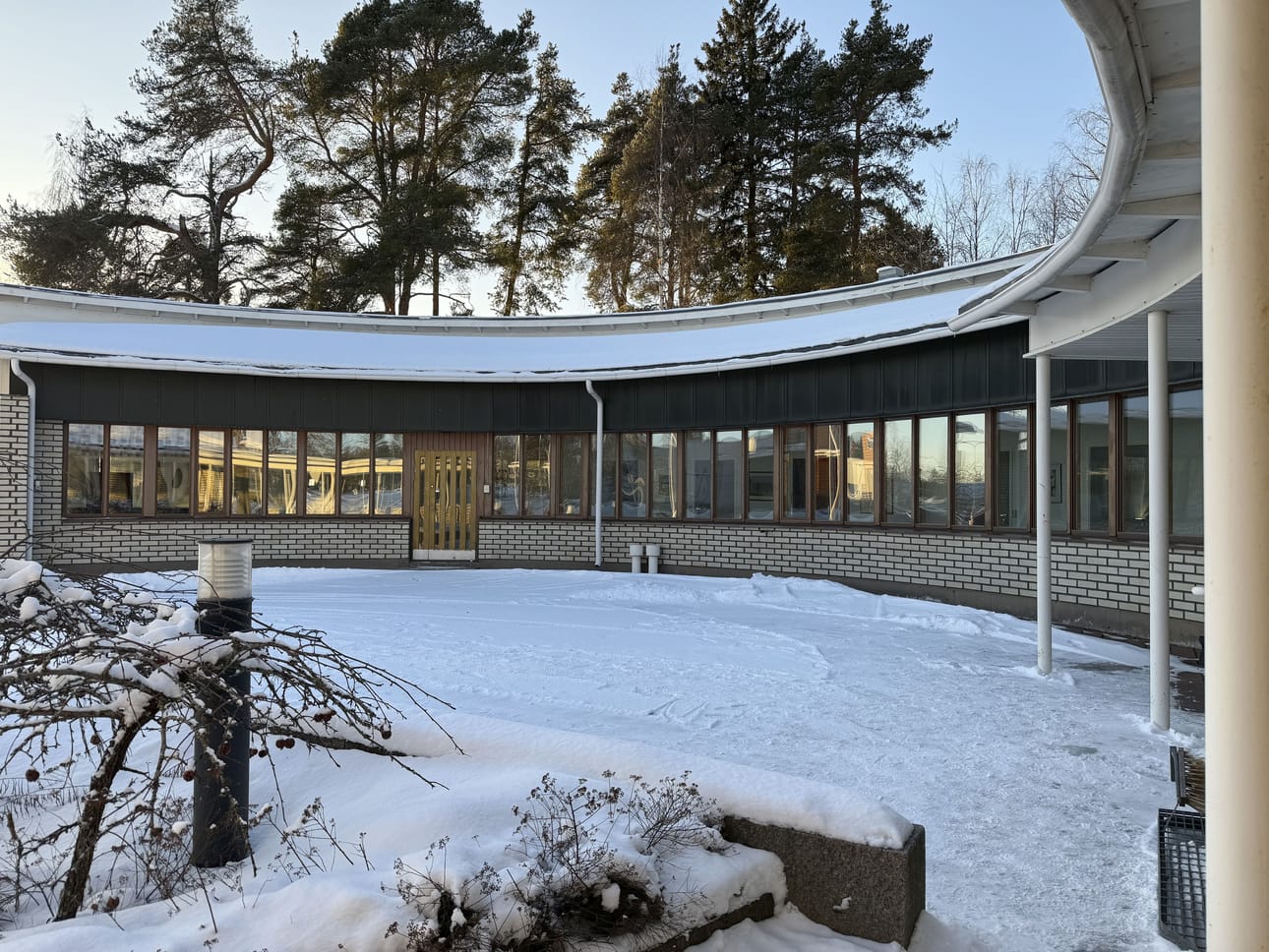 Oulaisten kaupungintalossa toimii enää arkisto kellarikerroksessa. Muilta osin työhuoneet ovat olleet tyhjinä jo vuoden.