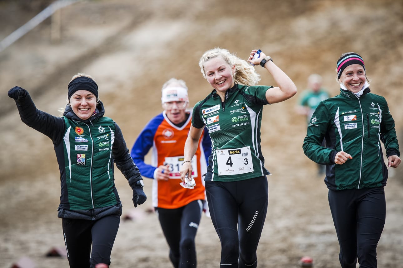 SK Pohjantähden Sofia Haajanen (vas.), Marika Teini ja Heini Wennman tuulettivat viime syksynä SM-viestin voittoa. Teini ei ole enää joukkueen riveissä, mutta SK Pohjantähti lukeutuu yhä Venlojen viestin voittajakandidaatteihin.