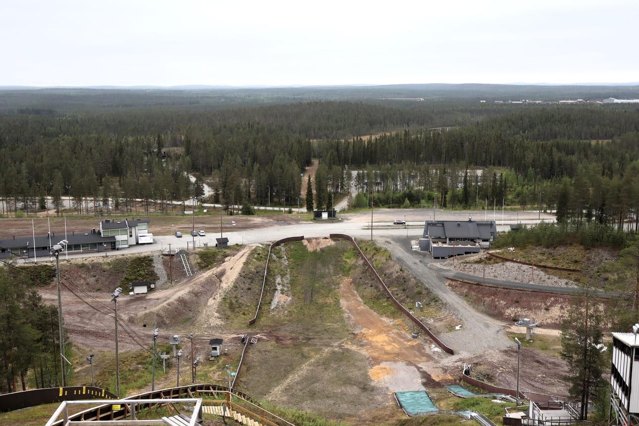 Taivalvaaran hiihtokeskukselle on tulossa jälleen erilainen ensi kausi, kun rinnetoimintojen järjestelyihin kuuluvat kiinteistöt, rakennelmat ja laitteet menevät myyntiin. Myyntiin menee esimerkiksi oikealla näkyvä hiihtomaja.