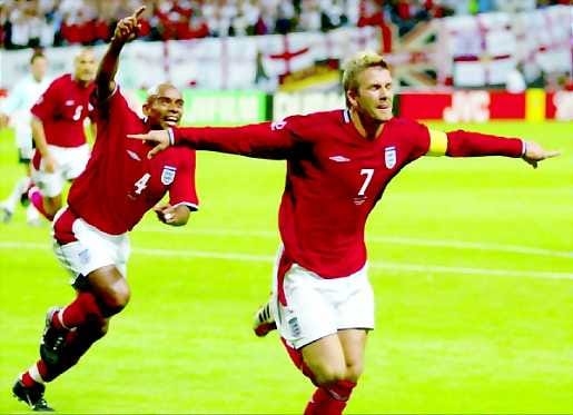 Onnensa kukkukoilla. David Beckhamin hermot olivat täyttää rautaa rankkarissa, joka ratkaisi Englannille voiton. Joukkueen kapteenin riemuun yhtyy Trevor Sinclair.