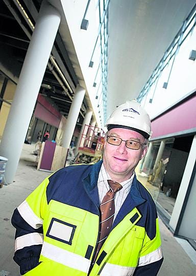 Nelostien ylittävällä kauppakeskuksella on pituutta 240 metriä. Vielä keskeneräistä liikenteen ohjausjärjestelmää katetussa tunnelissa valvotaan sen valmistuttua tietokoneohjelmin Oulusta ja Tampereelta.