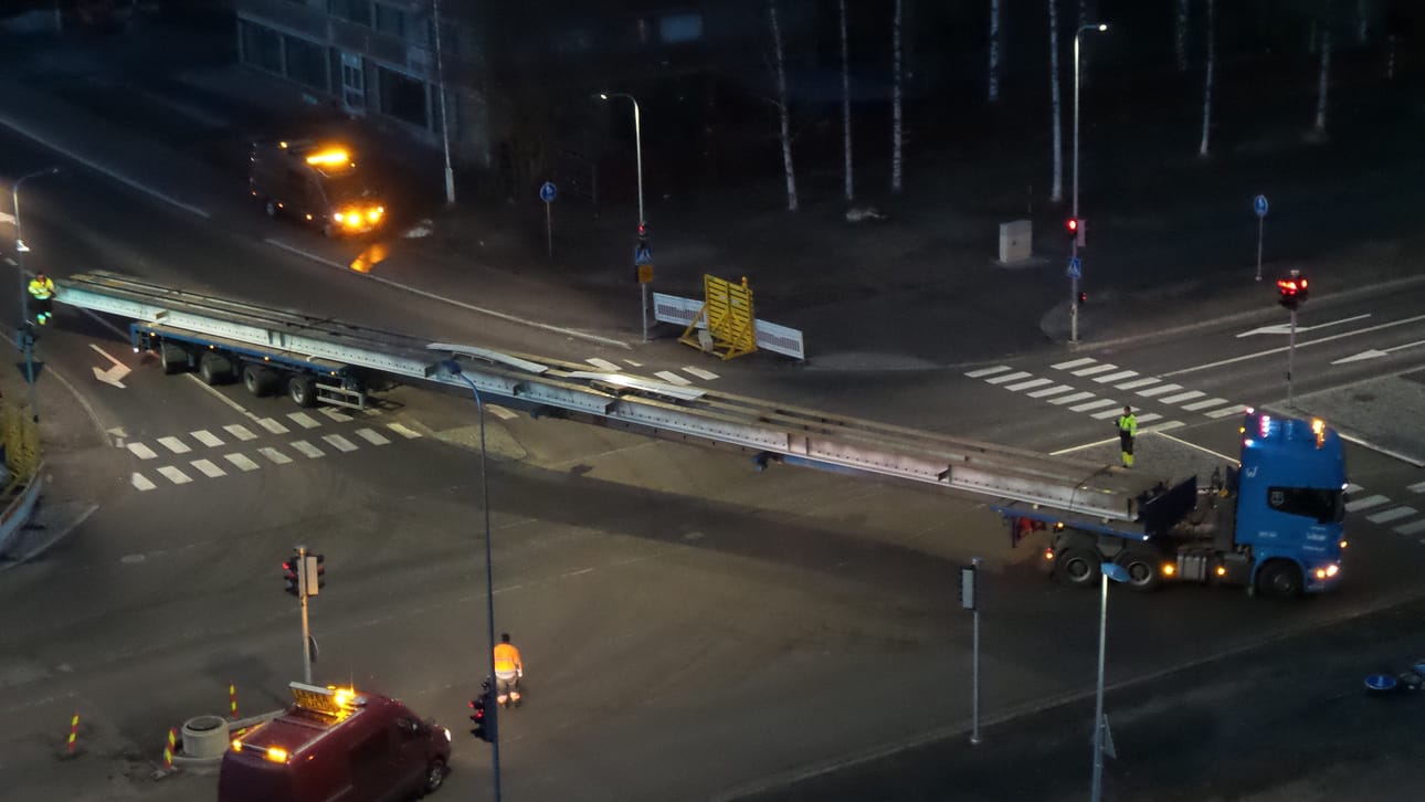 Pitkät palkit siirtyivät Toppilasta pohjoiselle alikululle.