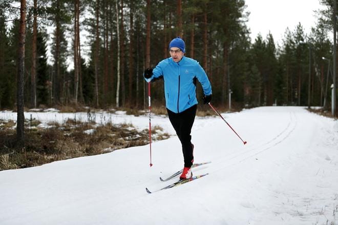 Lapualainen sutjakka eläkeläinen Mauri Alakoskela on sauvonut pääasiassa perinteisellä tyylillä huikeat kilometrinsä Tanelinrannan hyväkuntoisella tykkilumella tehdyllä ladulla. Kuva: Jouko Hänninen