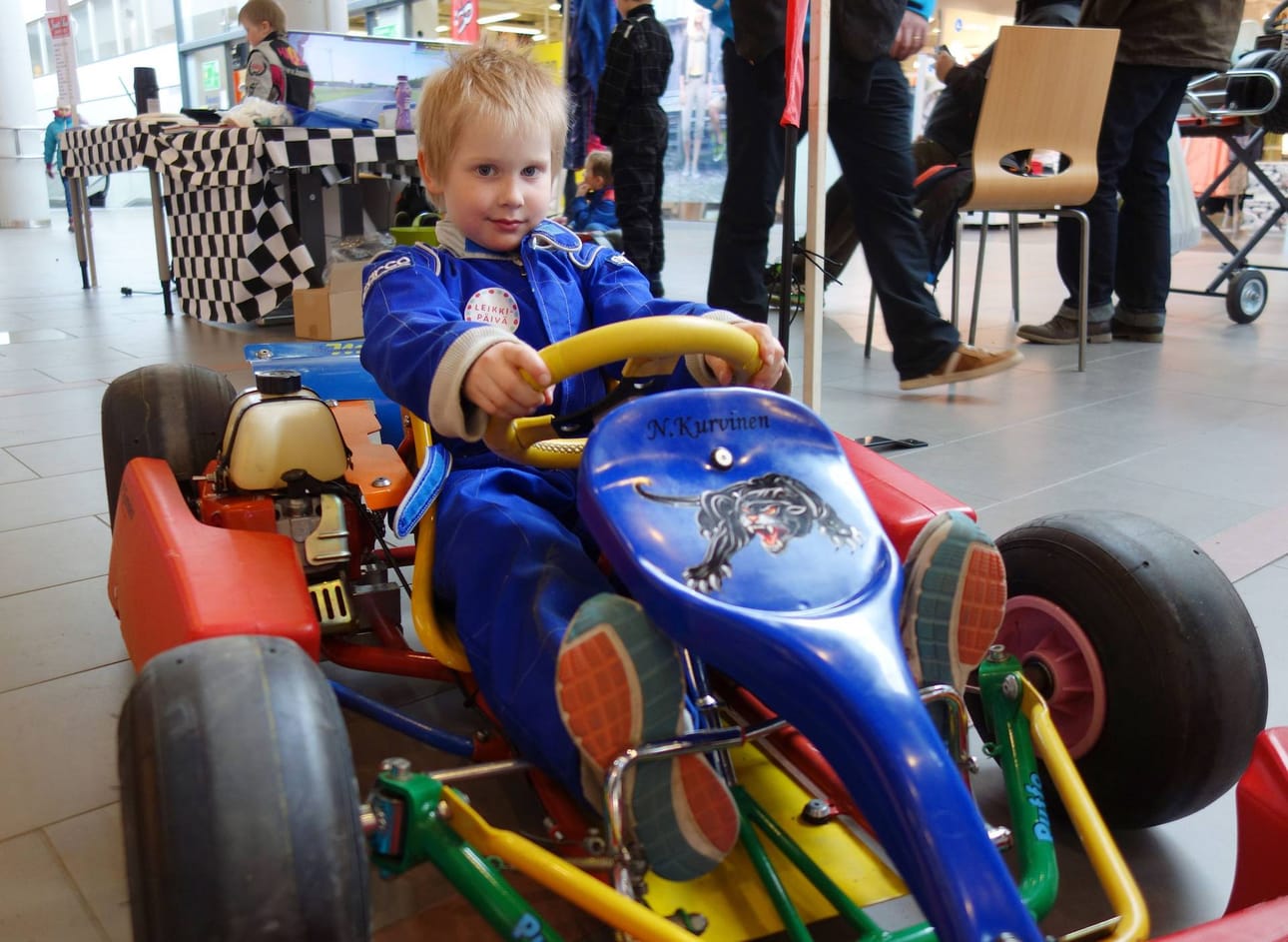 Puffo on pienille lapsille tarkoitettu harjoitteluauto. Se toimii samoilla periaatteilla kuin isommatkin autot. Puffon kyydissä 5-vuotias Eemeli Kuusisto.