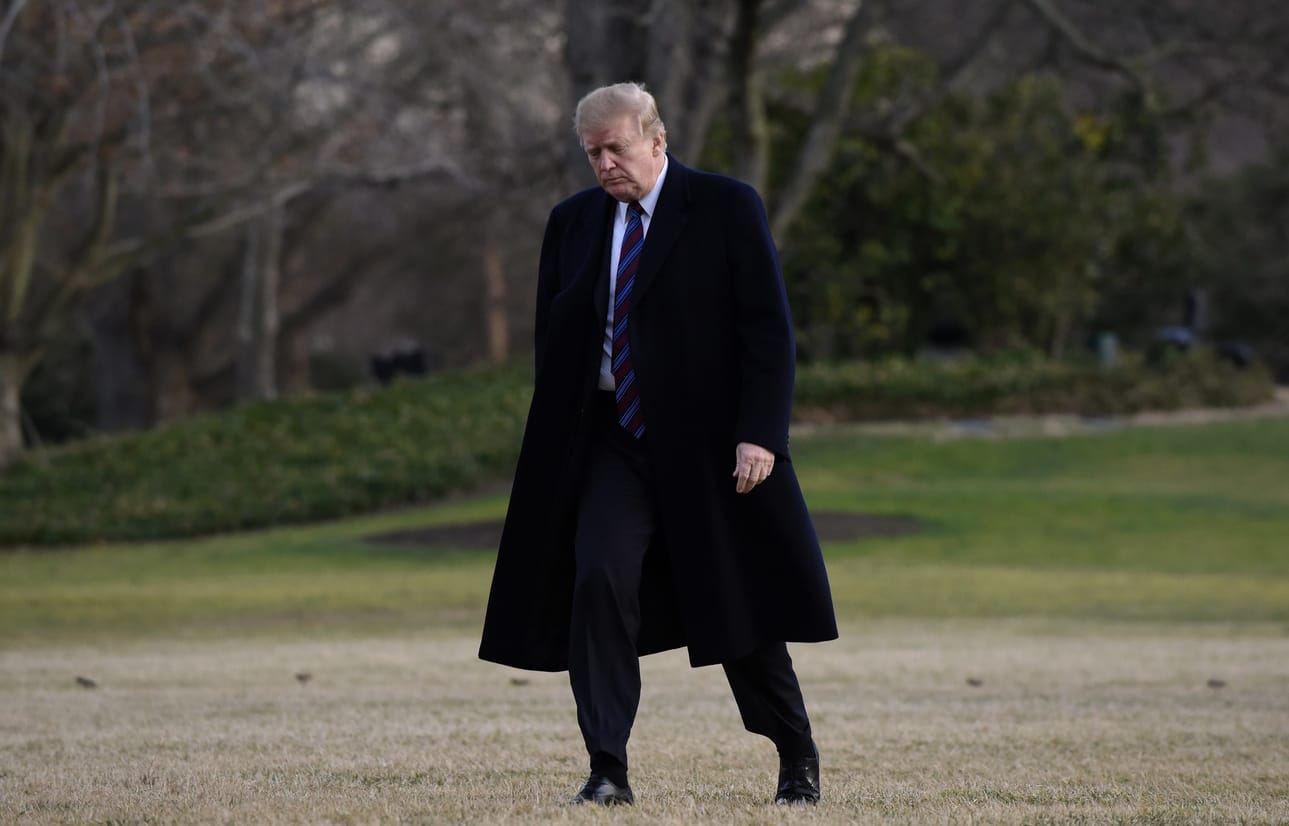 Presidentti Donald Trump käveli helikopterilleen Valkoisen talon pihamaalla.
