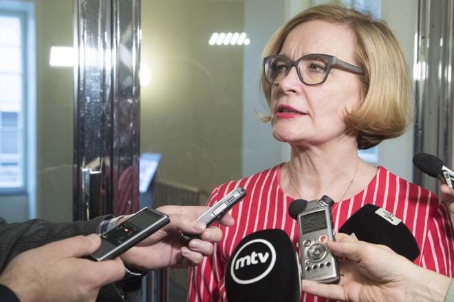 –Kaikki ovat sitä mieltä, ettei päivystystä saa romuttaa. Lakiin tehdään kirjaukset, joissa otetaan huomioon riskit päivystykselle, sisäministeri Paula Risikko sanoo. KUVA: