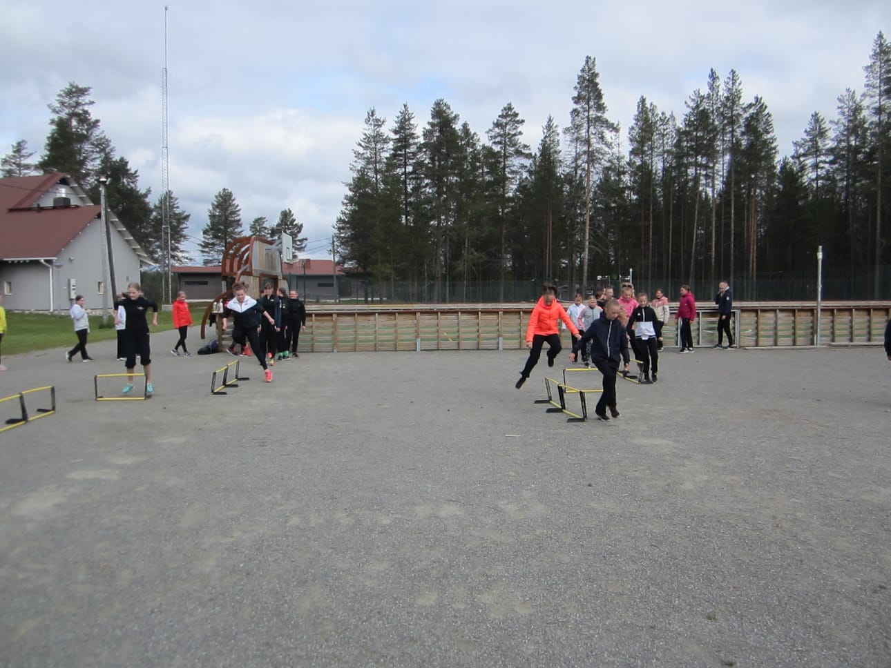 Kuusamon Naisvoimistelijat ketteryysharjoituksessa Oivangin leirillä.