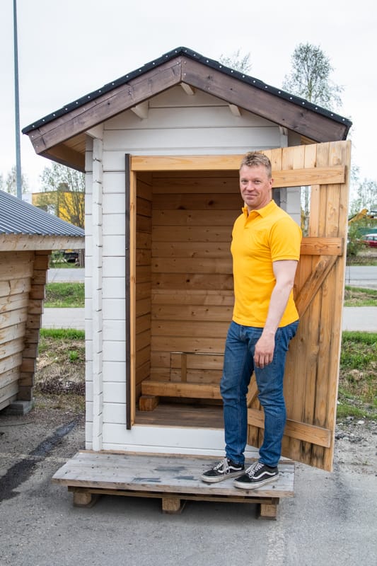 Lakkapäältä löytyy myös laaja valikoima eri kokoisia hirsilatoja, -vessoja ja -autotalleja, jotka voidaan toimittaa vaikkapa suoraan koti- tai mökkipihalle. ”Ladot on helposti koottavissa paketissa tulevien selkeiden asennusohjeiden avulla.”