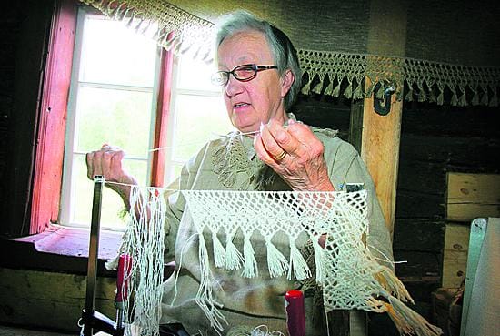 Fransupitsi tehdään kerratusta pellavalangasta. "Fransun solmiminen on perinteinen suomalainen käsityömuoto. Minä opin fransupitsin teon jo lapsena Ylivieskassa", Terttu Hietala kertoo.