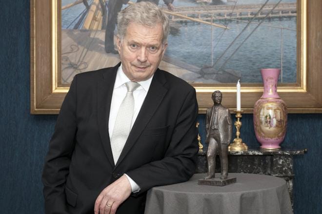 Tasavallan presidentti Sauli Niinistö ja Antti-patsas. Kuva: Jon Norppa / Tasavallan presidentin kanslia.