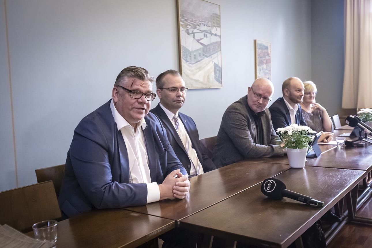 Siniset ministerit Timo Soini, Jussi Niinistö, Jari Lindström, Sampo Terho ja Pirkko Mattila ovat uuden edessä, kun poliittinen ura katkesi.