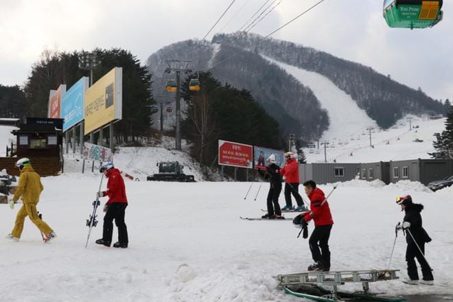 Pyeongchang on suosittu talviurheilukeskus. Taustalla näkyy yksi olympialaisten alppilajien rinteistä. KUVA: