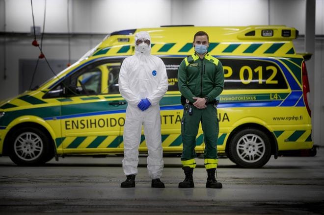 Ensihoitaja (amk) Aaro Turja ja sairaanhoitaja Sauli Kitunen ovat hoitotason ensihoitajia Etelä-Pohjanmaan sairaanhoitopiirissä. Taustalla ensihoidon päivystävän kenttäjohtajan auto. KUVAT: JAAKKO ELENIUS