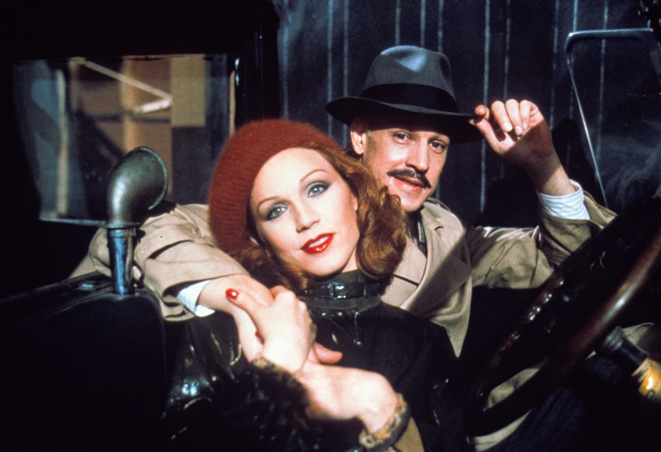 Tuleva dekkarikirjailija Dashiell Hammett tutkii nuoren kiinalaisnaisen katoamista työskennellessään yksityisetsivänä 1920-luvun San Franciscossa.
