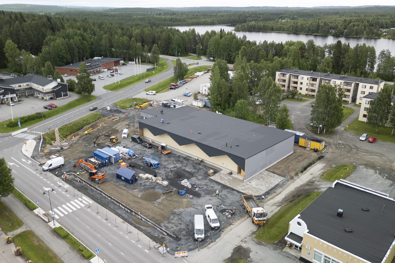 Taivalkosken K-Marketin kiinteistön piha-alueelle tulee kuusi pikalatausasemaa sähköautoille. Parkkipaikkoja tulee 40 kappaletta ja parkkipaikka saa asfalttipinnoitteen viikolla 29. Viimeiset pari viikkoa töitä on tontilla tehty lähes kellon ympäri.