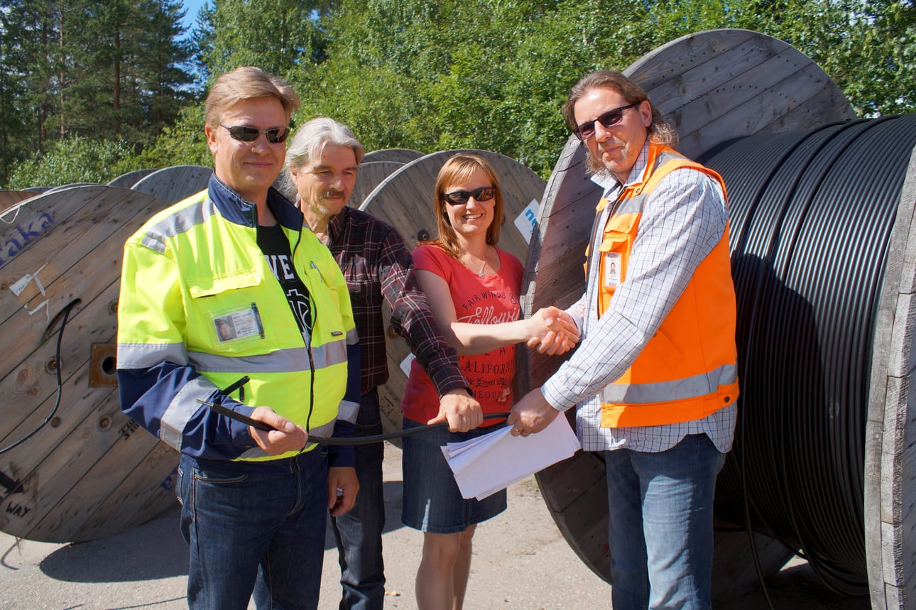 Yrittäjä Aappo Laitinen, Kairan Kuidun Juha Komulainen ja Marianne Mäntylehto sekä Eltelin Jarmo Selesniemi vastaavat nyt siitä, että valokuituverkko Kurenalle alkaa valmistua.