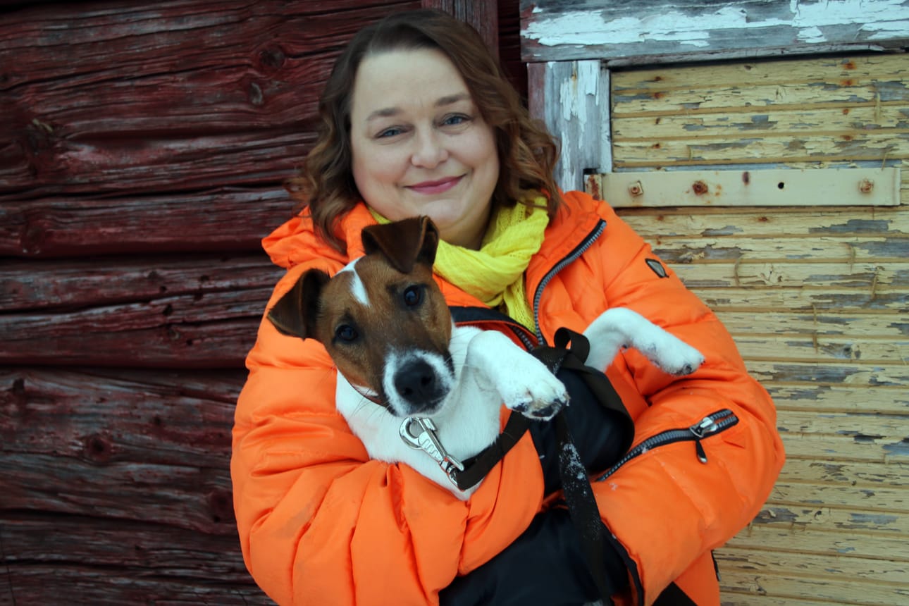 Mervi Mäki-Nesteen kanssa kuvassa poseeraa perheen lemmikki, sileäkarvainen kettuterrieri Kivenkolon Alfons.