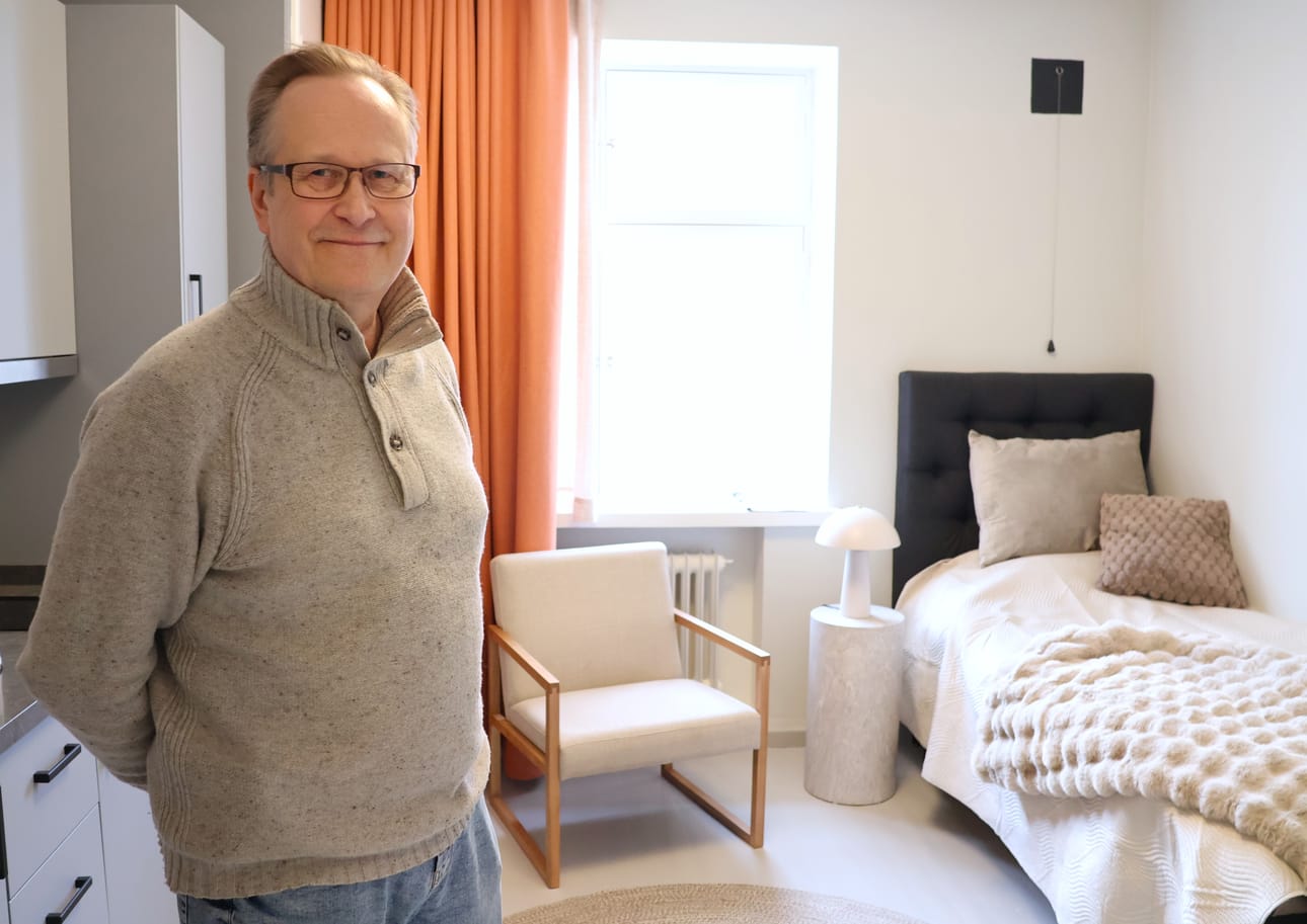Jukka Vesmanen on aloittanut majoitustoiminnan entisessä meijerirakennuksessa Karijoella.