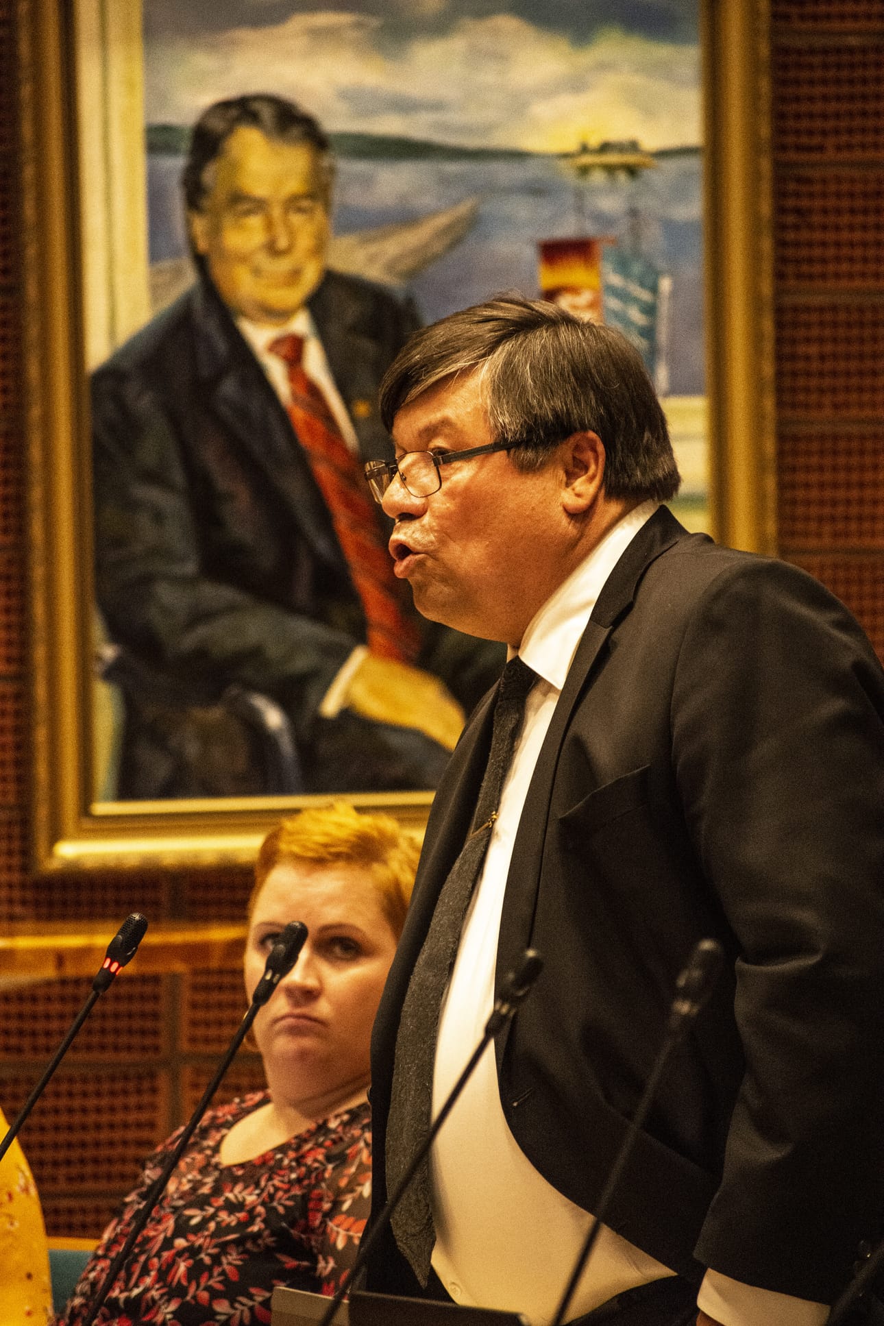 Pertti Juutinen (kesk) avasi hanketta arvostelevat puheenvuorot keskustan valtuutettujen ryhmästä.- Tämä on ampumista ihan pimeyteen, he (sijoittajat) ovat kasvottomia ja nimettömiä ja meidän pitäisi päättää tällaisesta hankkeesta.