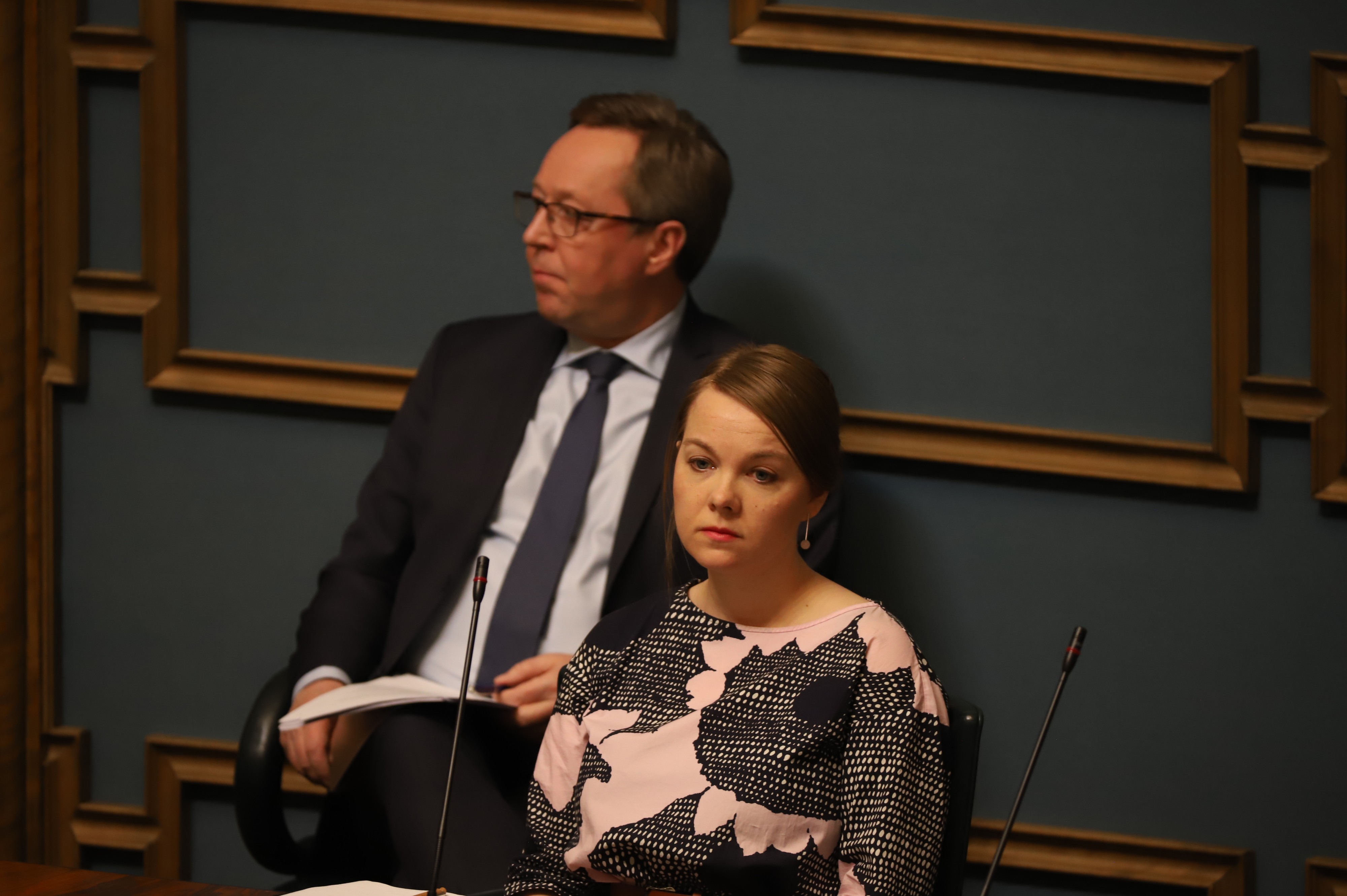 Hallituksen julkisen talouden suunnitelman esitteli eduskunnassa valtiovarainministeri Katri Kulmuni, joka sanoi, että kriisin hoidossa on selvää, että tulee asioita, joita on korjattava. Taustalla elinkeinoministeri Mika Lintilä.