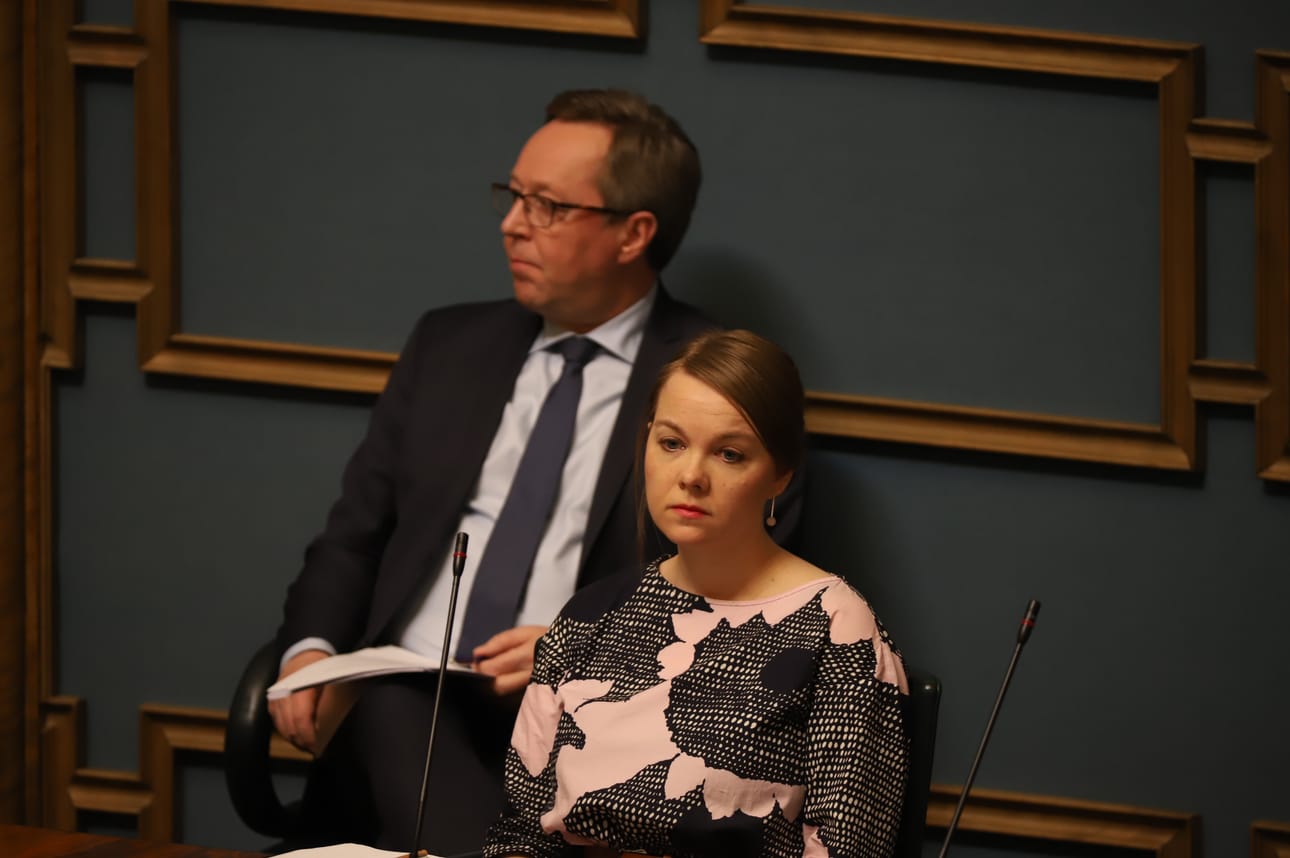 Hallituksen julkisen talouden suunnitelman esitteli eduskunnassa valtiovarainministeri Katri Kulmuni, joka sanoi, että kriisin hoidossa on selvää, että tulee asioita, joita on korjattava. Taustalla elinkeinoministeri Mika Lintilä.