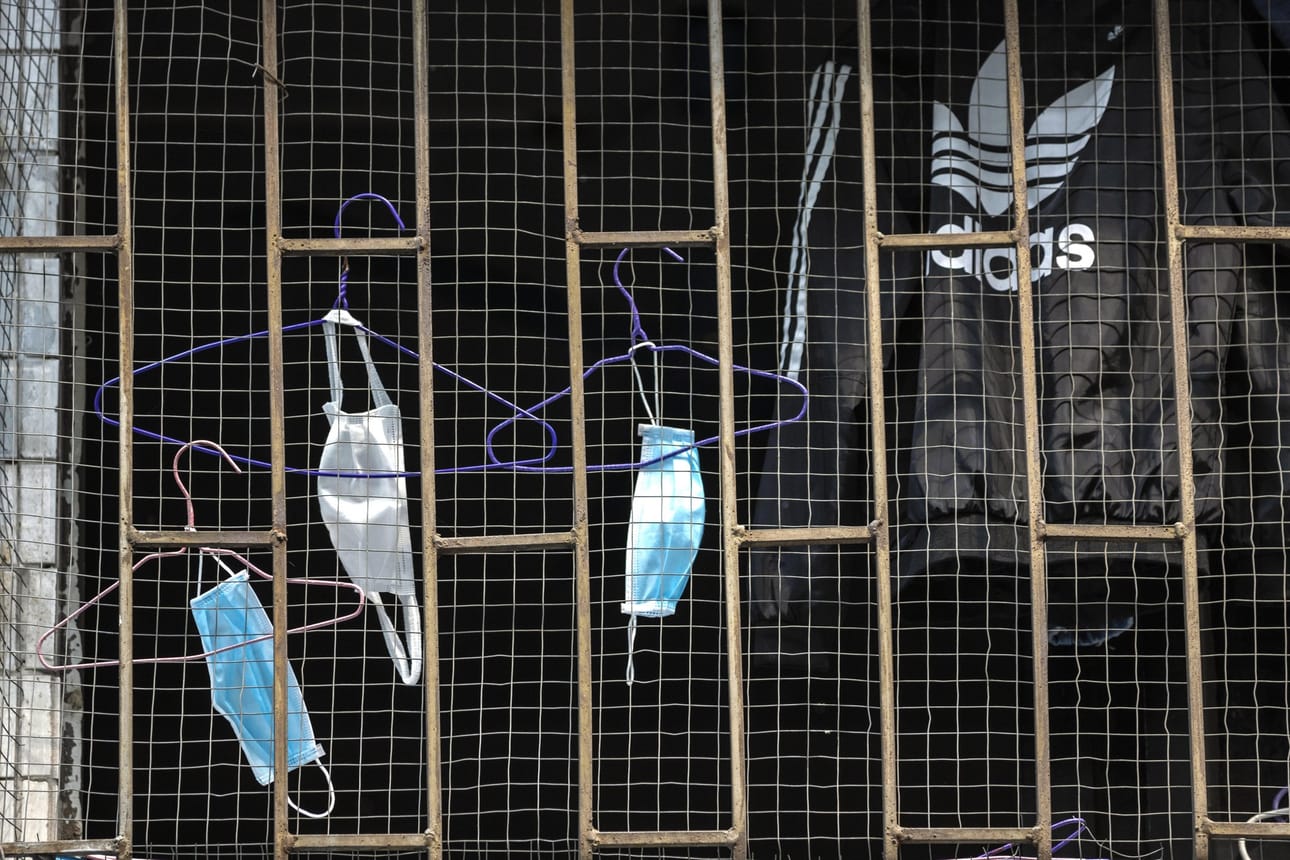 Suojamaskeja kuivumassa ikkunassa lähellä Guangzhoun kaupungin afrikkalaisten yhteisön kylää keskiviikkona 8. huhtikuuta. Guangzhoussa asuvia afrikkalaisia on ajettu pois asunnoistaan ja estetty pääsemästä hotelleihin.