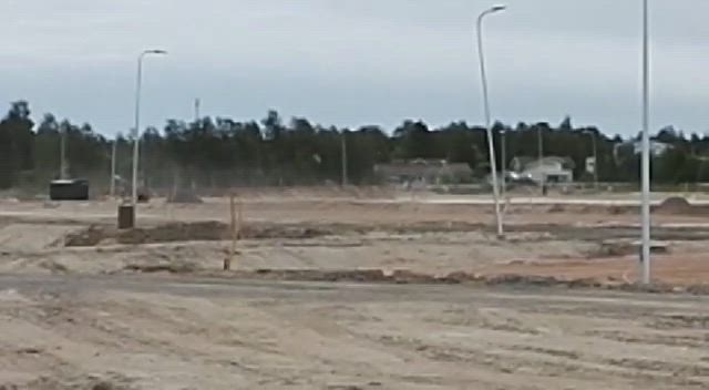 Tuuli puhaltaa voimalla hiekkaa lähitaloihin Pateniemen entisellä saha-alueella