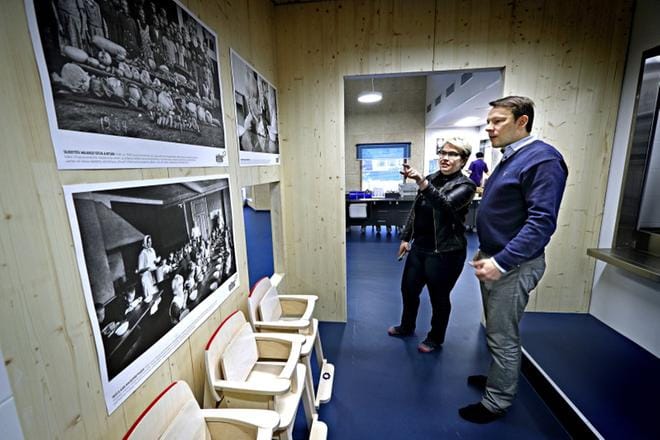 Varhaiskasvatusjohtaja Aija-Marita Näsänen ja perhekeskuskoordinaattori Mikko Latva-Kiskola hierovat työryhmän kanssa perheiden palveluita entistä paremmiksi Seinäjoella. KUVAT: KARI LÖFHJELM