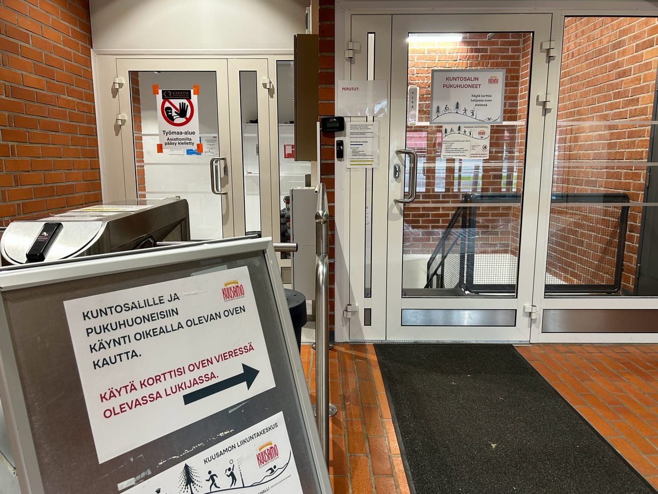 Liikuntakeskuksen kuntosalille ja pukuhuoneisiin on remontin ajan kuljettu eri ovesta.