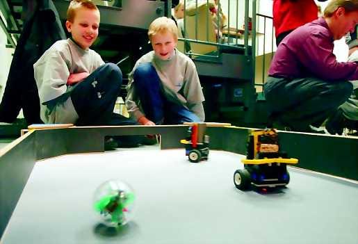 Itse tehty. Vattukylän yläasteen oppilaat Haapavedeltä, Veli-Matti Taskila (vas.) ja Lauri Pelkonen, osallistuivat robottien jalkapalloturnaukseen. Jokainen robotti toimii omalla laillaan, sillä annettujen käskyjen järjestys ratkaisee pärjäämisen.