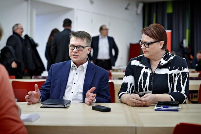 Elintarviketyöläisten liittoa johtava Veli-Matti Kuntonen ja Elintarviketeollisuusliiton toimitusjohtaja Pia Pohja olivat mukana eduskuntaan pyrkivän Ari Huukin (sd.) järjestämässä seminaarissa Seinäjoella. KUVA: TOMI KOSONEN