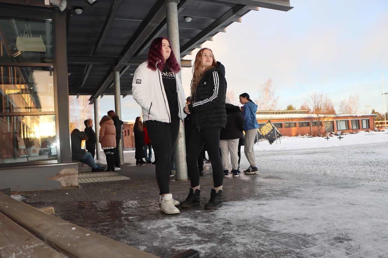 Yhdeksäsluokkalaiset Sonja Hietamäki ja Verla Nisonen kertovat tottuneensa jo korona-ajan tuomiin rajoituksiin, vaikka ne eivät kivoja olekaan. Porrastusten takia tyttöjen luokalla on viikoittain kolme ulkovälituntia, jolloin he pääsevät haukkaamaan happea.