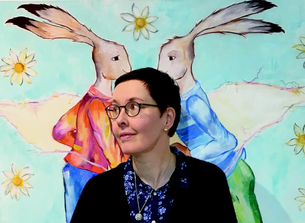 Sylvia Veini tekee jänisaiheisia tauluja.