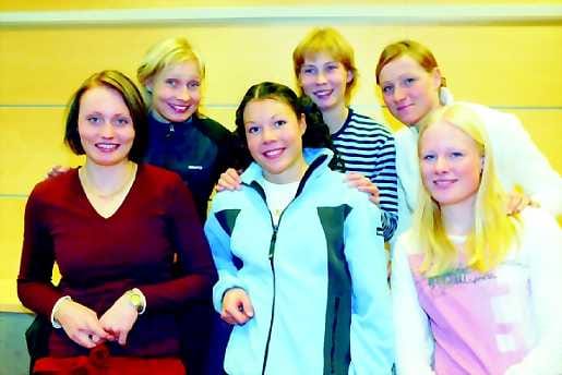 Reissut alkavat. Pirjo Manninen, Annmari Viljanmaa, Mona-Lisa Malvalehto, Elina Hietamäki, Aino-Kaisa Saarinen ja Kirsi Perälä aloittavat kisakauden Saksan lumilta.