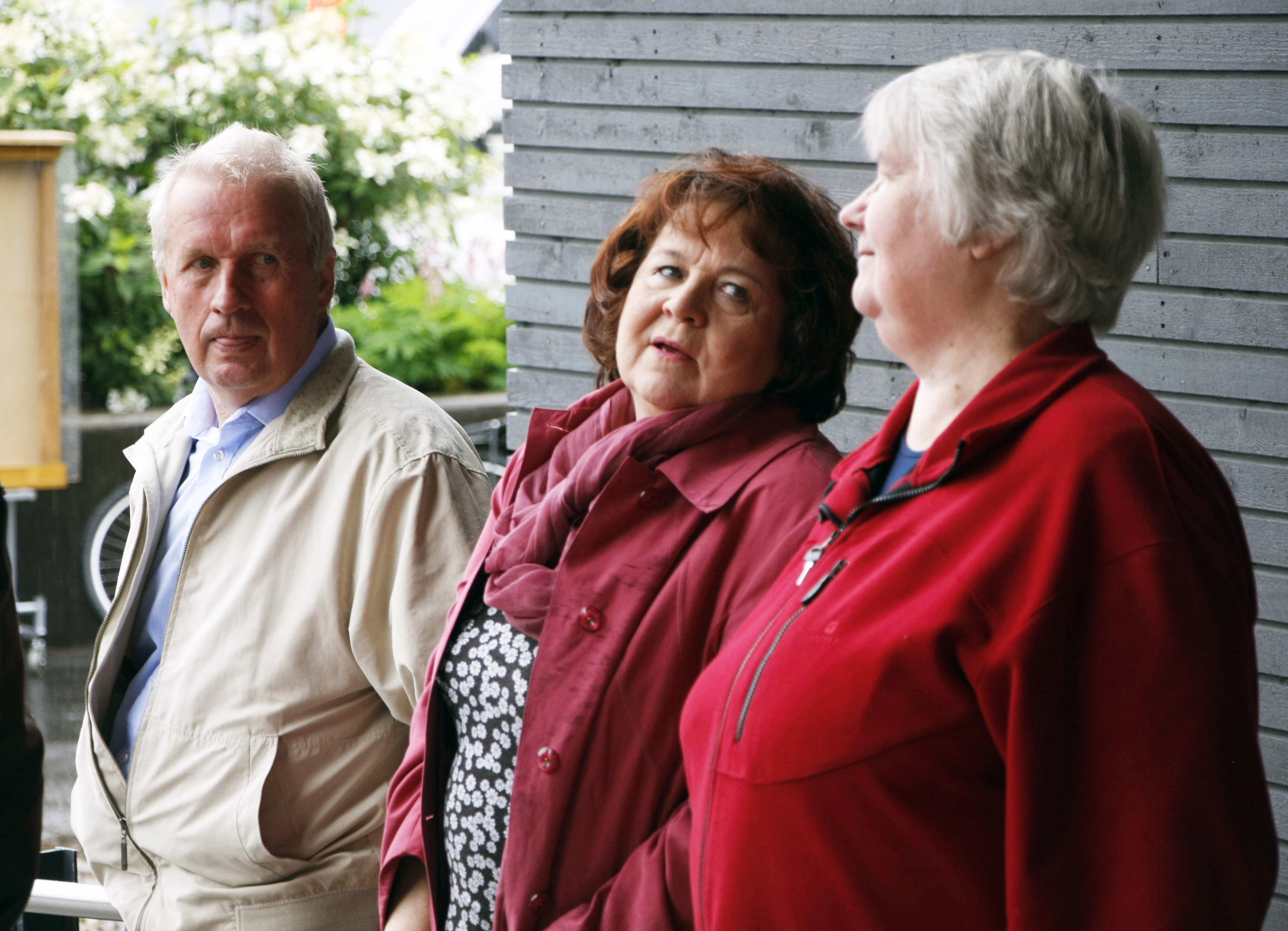 Erkki Malo, Helena Ylilauri ja Eeva Metso tulivat markkinatorille tuttuja tapaamaan ja arpoja ostamaan.