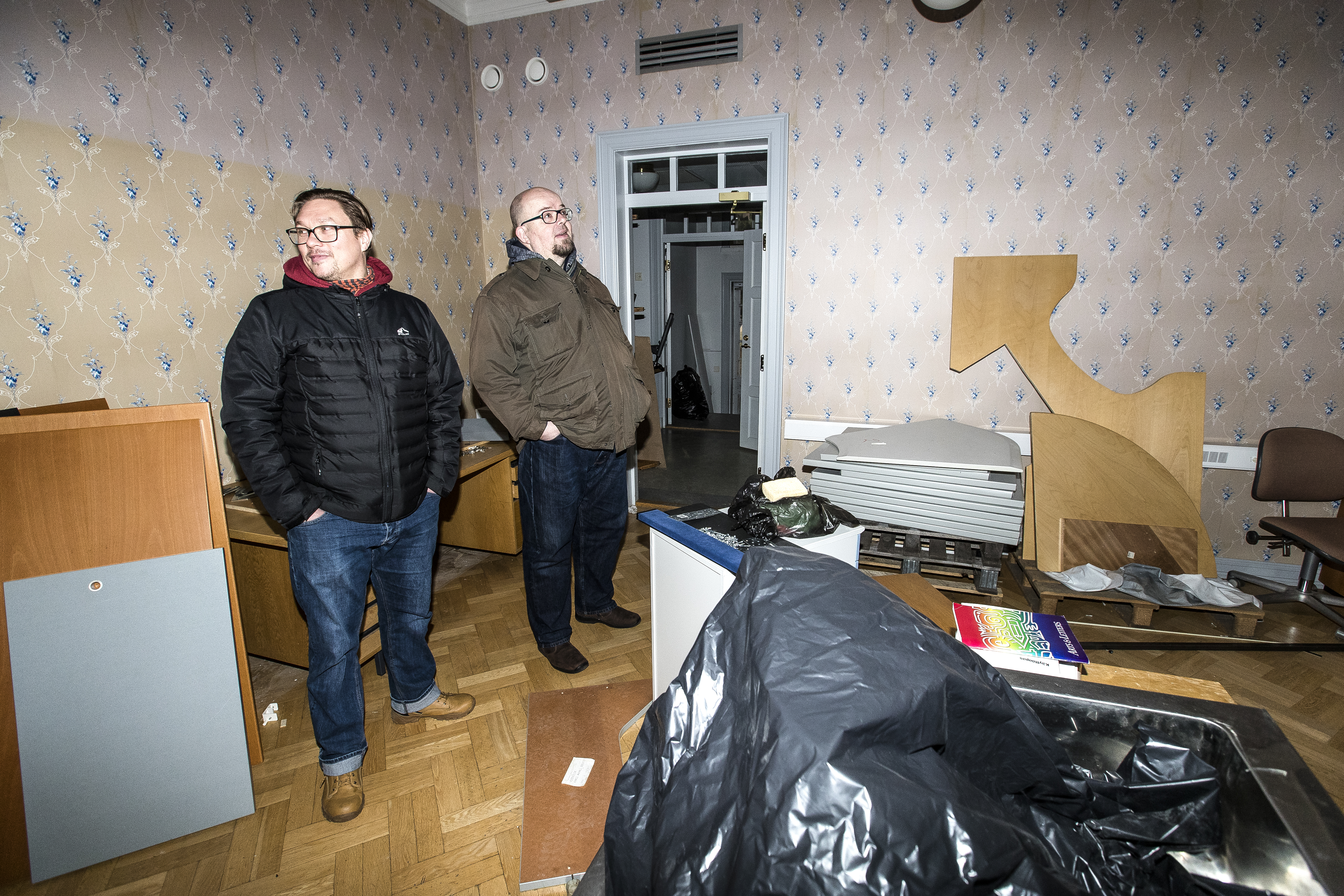 Toni Kettukangas ja Juha Laakso kertovat, että tähän on suunniteltu residenssin galleria, jossa vierailevat taiteilijat voivat pitää näyttelyitä. Siivoamista on vielä paljon.
