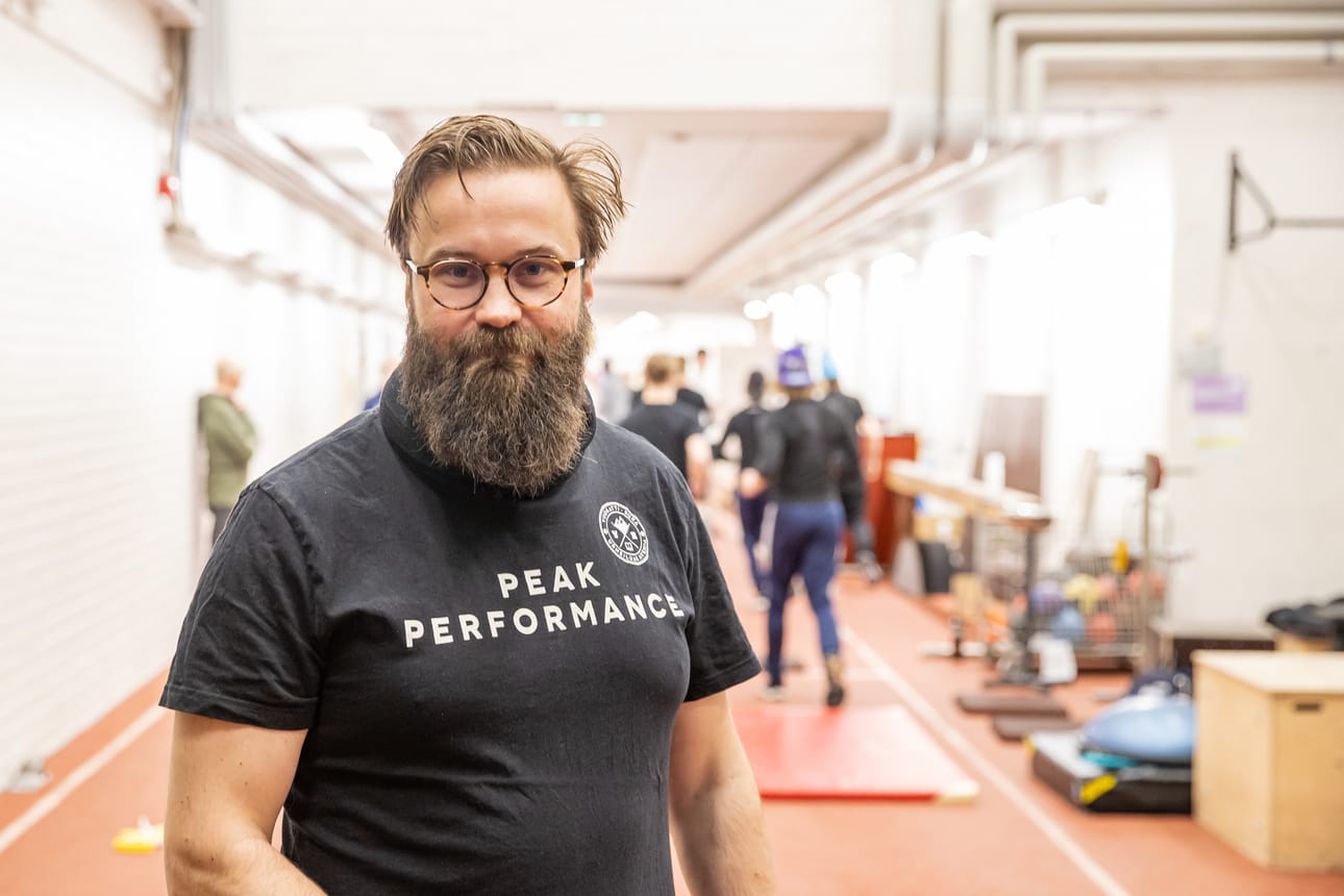 Perttu Karjalainen aloittaa työt Pohjois-Suomen tyttökiekkoilun kehittäjänä 1. elokuuta. Arkistokuvassa Karjalainen työssään Vuokatti-Ruka Urheiluakatemian jääkiekkovalmentajana keväällä 2025.