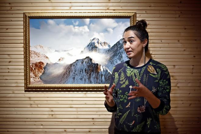 Bita Razavi on helsinkiläistaiteilija, joka asuu osan ajasta Virossa.
