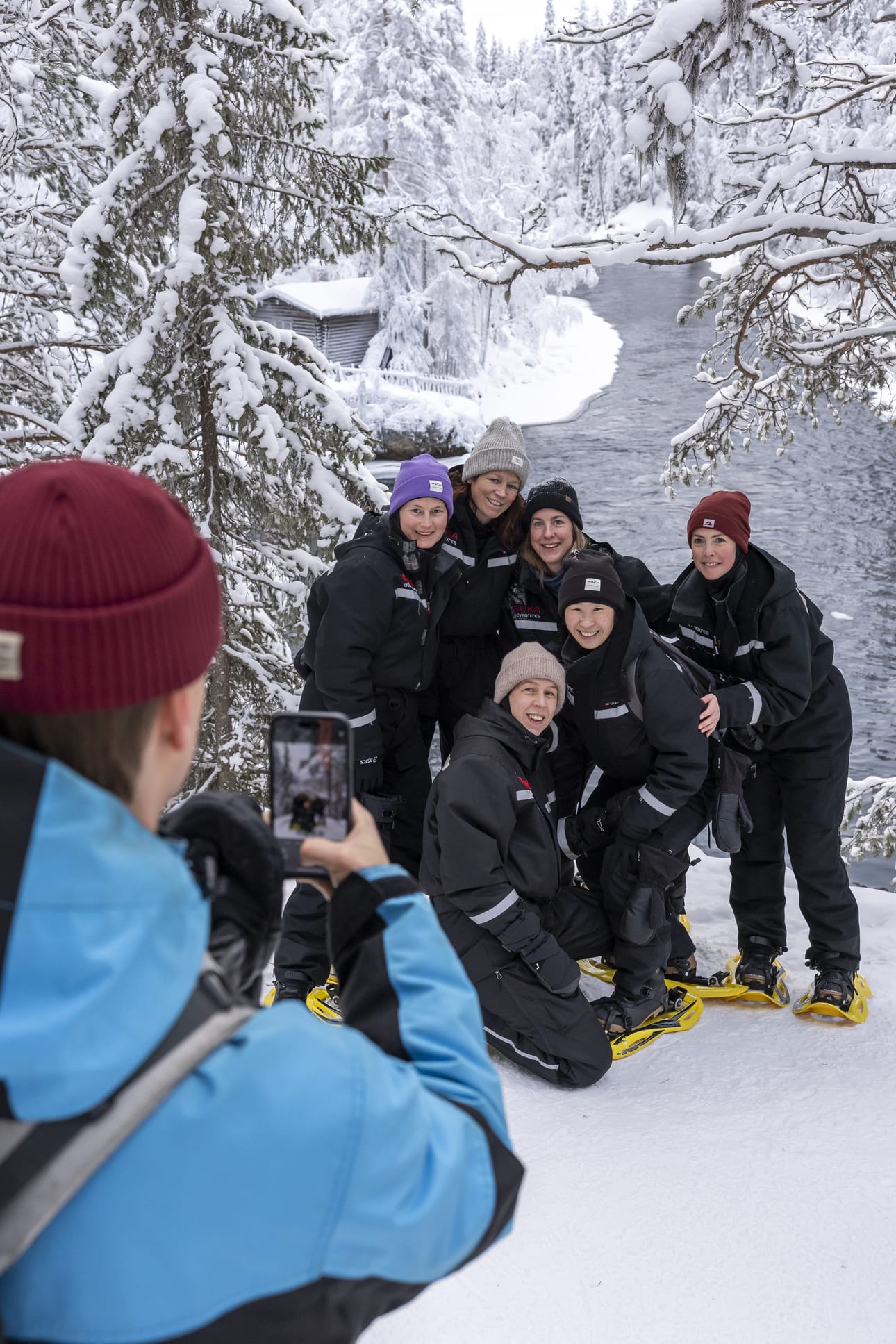 Joona Koskinen ottaa kuvan hollantilaisista asiakkaistaan Oulangan kansallispuistossa Kitkajoen Myllykosken jälkeisen suvannon törmällä. Retkellä olivat Nathalie Pashouwees (takana vas.), Marianne Wingens, Lieke Wingens, Shiao Li Wilson, Sanne Smit ja Judith Sparjers (edessä).