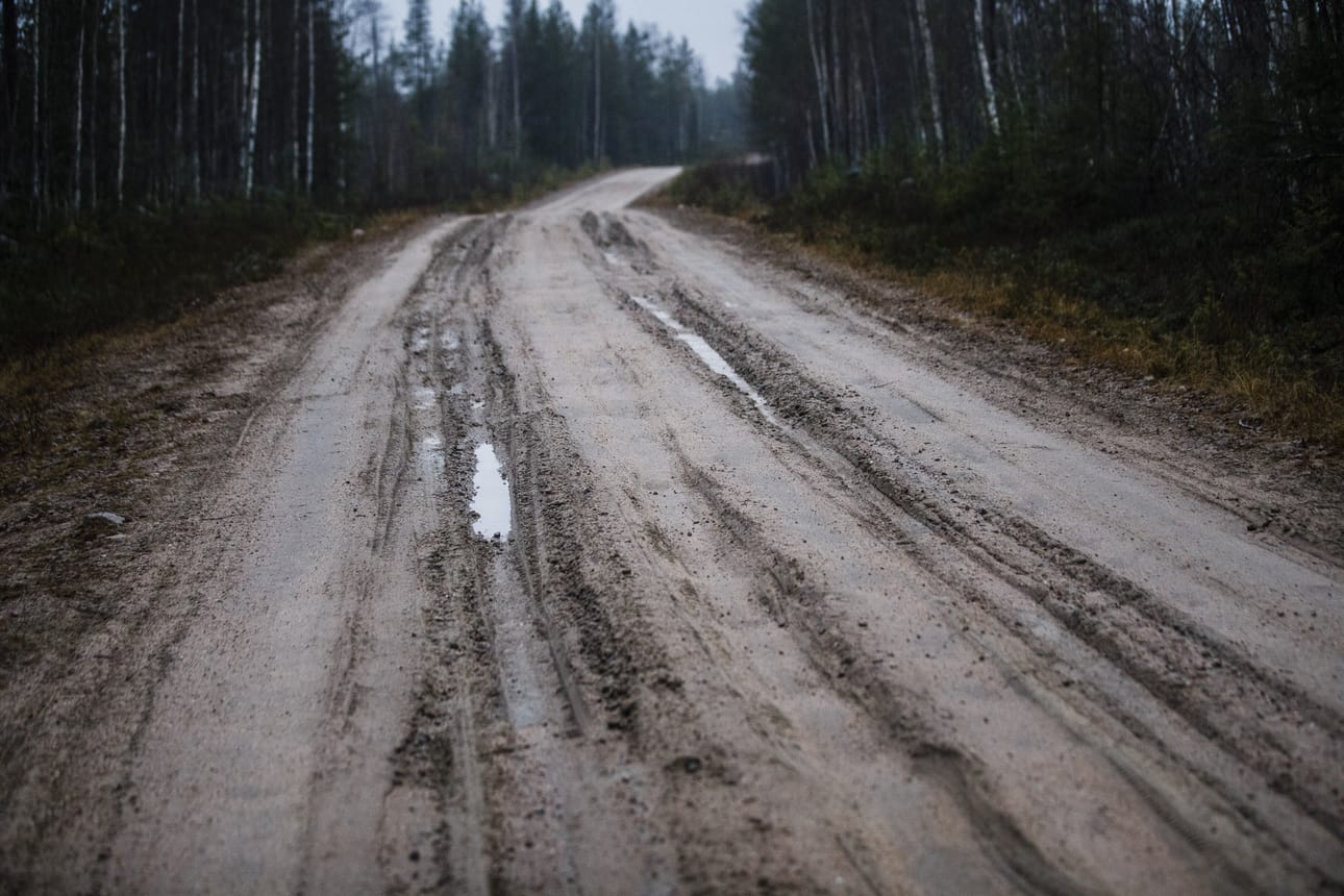 Muun muassa Kelovaarantie Sinettäjärven eteläpuolella oli perjantaina paikoin pehmeä sateisen ja lämpimän syksyn takia.