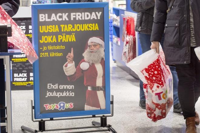 Musta perjantai näkyy tuhansissa kaupoissa myös Suomessa. KUVA:
