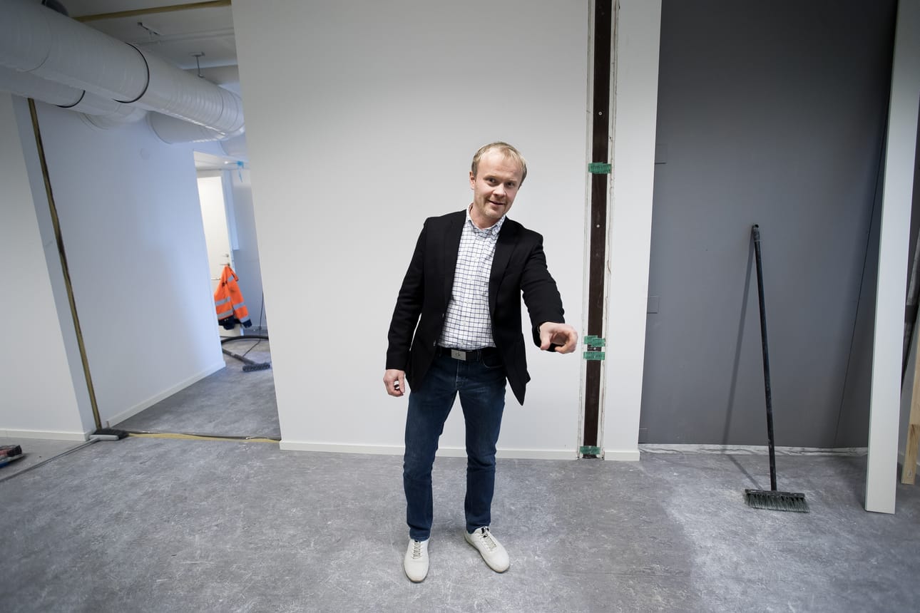 Rehtori Jusa Honkala kävi tutustumassa Saaren koulun palloilukentälle tuotuun väistötilaan. Kontin muutostyöt ovat vielä vähän kesken, mutta ne valmistuvat joulukuun alkuun mennessä.