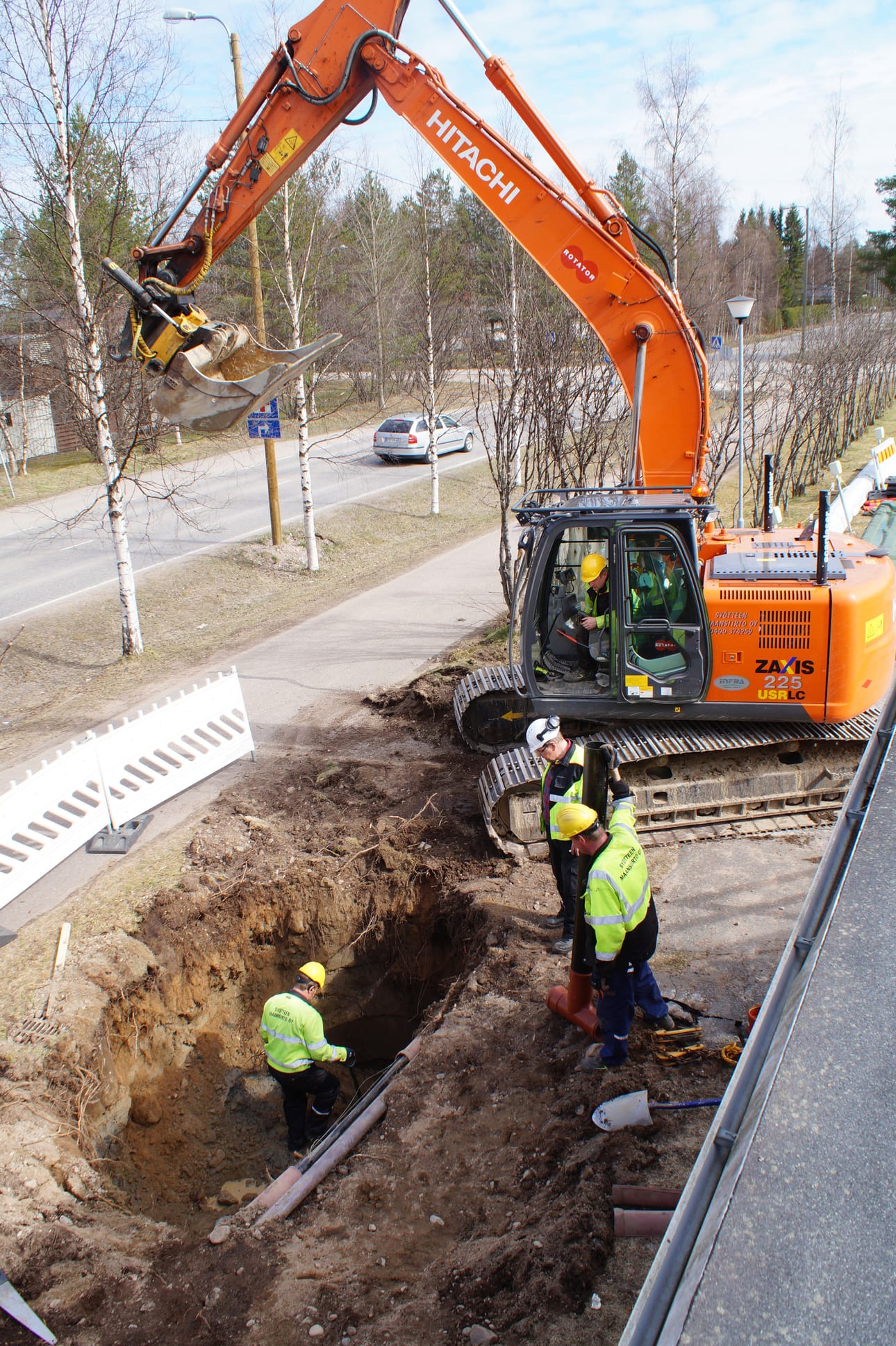 Syötteen maansiirron Jari Särkelä (montussa), Petri Särkelä ja Kalle Särkelä tarkassa työssä viemärin kimpussa.