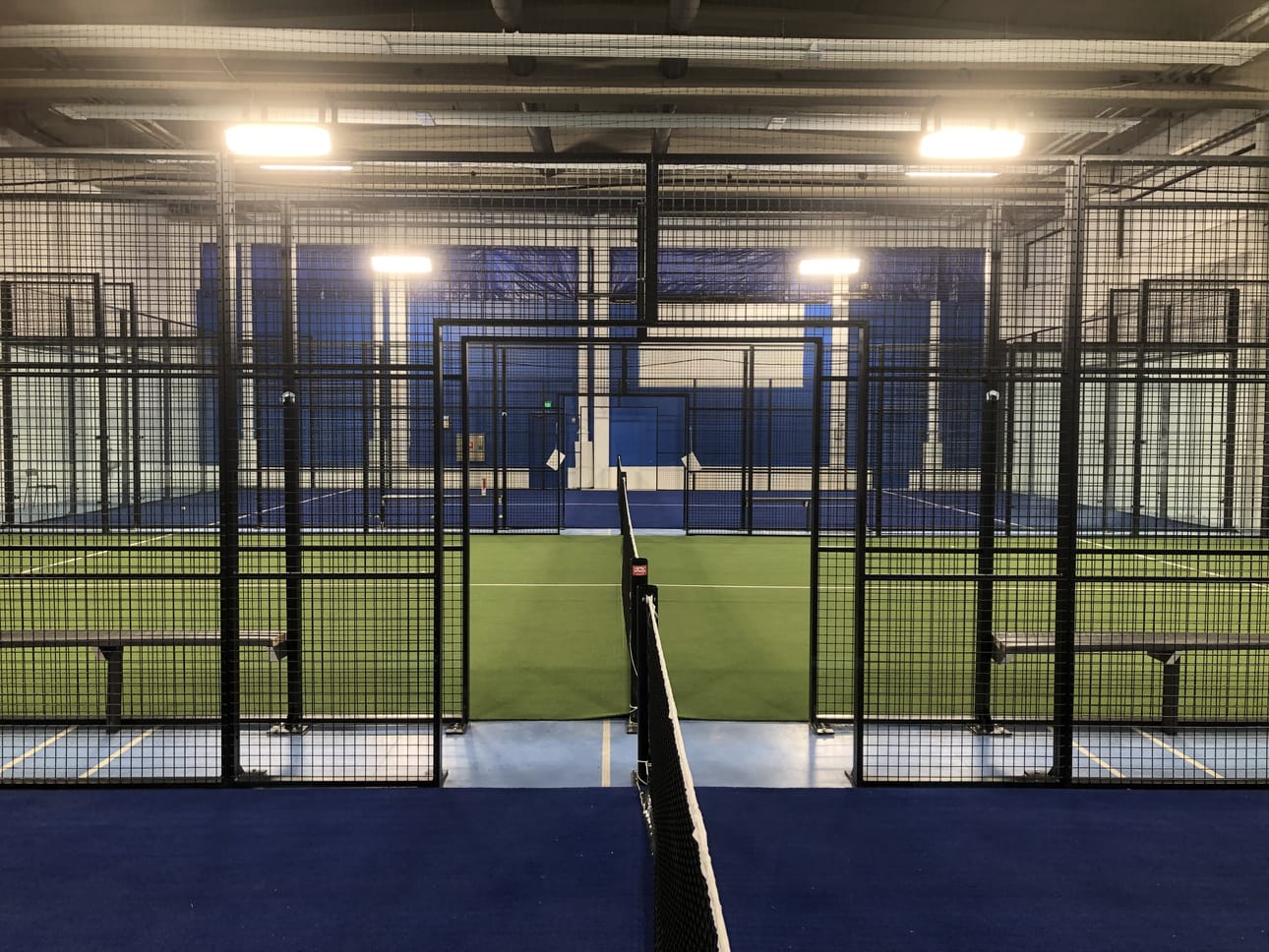 Tehosportin entiseen sulkapallohalliin on tehty kolme uutta padel-kenttää.