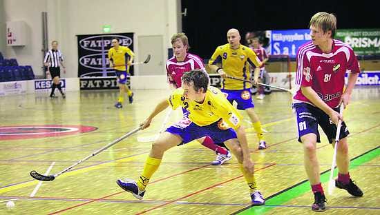 Pistenikkarit vauhdissa. Juha Tauriainen (2) oli OLS:n ja Markus Olkkonen (81) HIFK:n paras pistemies Oulussa sunnuntai-iltana.