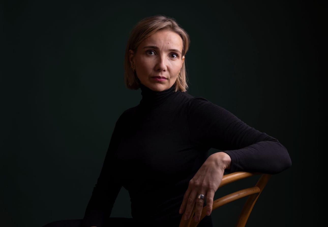 Oululainen Jenni Räinä tunnetaan herkistä luontokuvauksistaan. Metsässä kulkemista ja metsästä elämistä kuvataan myös Vaino-romaanissa.