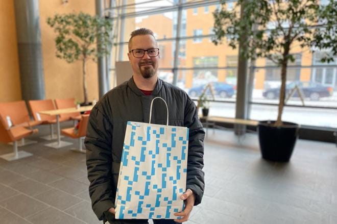 Ristinummella asuva Jyrki Hintikainen osallistui Vaasa-lehden lukijakyselyyn ja sai arvonnassa palkinnoksi I-Medioiden tuotekassin. Kuva: Laura Krohn